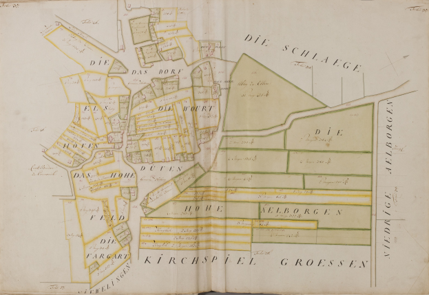 Ein altes Buch mit einer detaillierten Karte von Hamburg, Deutschland, mit sichtbarem Text über die Bevölkerung, Straßen und Sehenswürdigkeiten der Stadt.