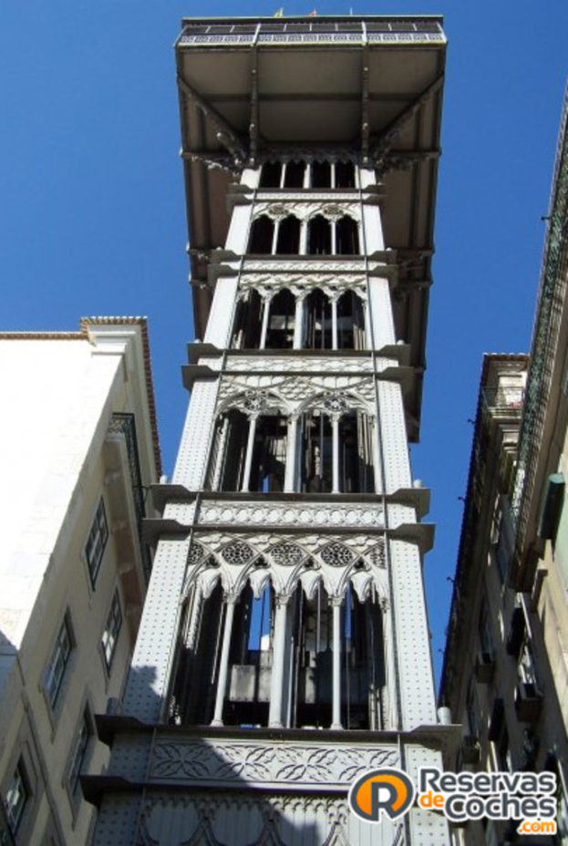 Eine dichte Stadtlandschaft mit zahlreichen Gebäuden und einer sichtbaren Wasserlinie am unteren Bildrand.