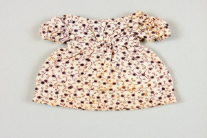 Weißes knielanges Sommerkleid mit rundem Halsausschnitt, kurzen Ärmeln und vollem Rock, das ein komplexes mehrfarbiges Muster auf leichtem Stoff aufweist, auf einem weißen Hintergrund präsentiert.