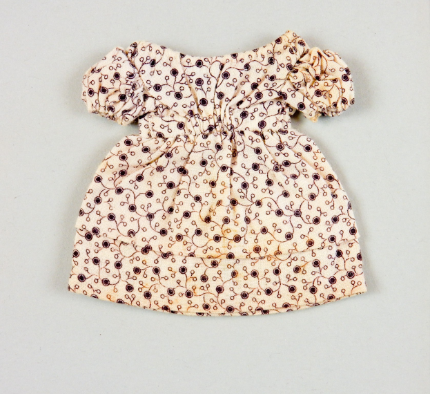 Weißes knielanges Sommerkleid mit rundem Halsausschnitt, kurzen Ärmeln und vollem Rock, das ein komplexes mehrfarbiges Muster auf leichtem Stoff aufweist, auf einem weißen Hintergrund präsentiert.