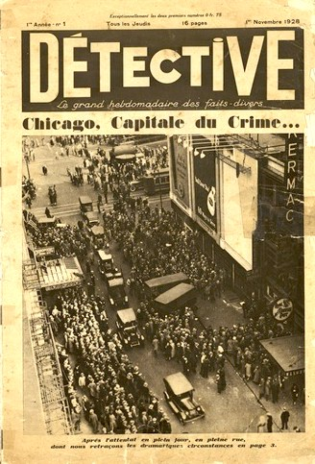Schwarz-weißes Foto einer alten Zeitung mit der Schlagzeile "Detektiv, Chicago, Hauptstadt der Verbrechen", das ein Bild von einer Menschenmenge, Fahrzeugen und Gebäuden zeigt.