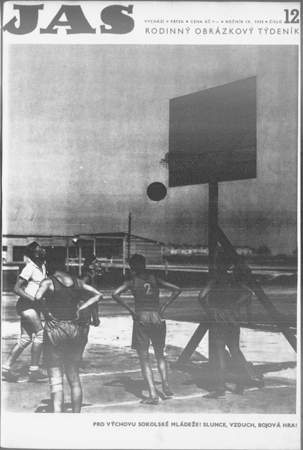 Schwarzes und weißes Foto einer Gruppe von Menschen, die Basketball auf einem Platz mit einem Netz im Hintergrund und einem Gebäude in der Ferne spielen, aus Jas Magazine, Vol 12, No 12, 1955.